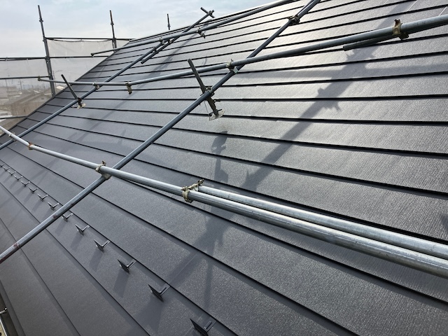 名古屋市天白区にて屋根カバー工法・スーパーガルテクトを屋根全体に取り付けを完了した後の様子